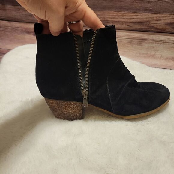Restricted black suade zip up ankle booties - Picture 4 of 8
